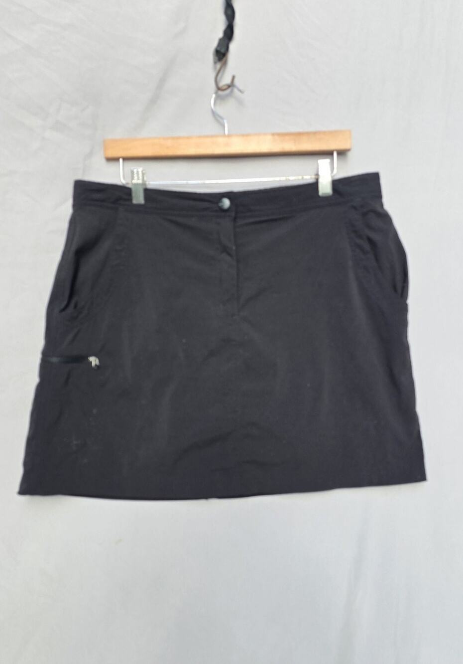 L.L. Bean Skort Womens 12 Black Built In Shorts Hiking Zip Pockets Stretch